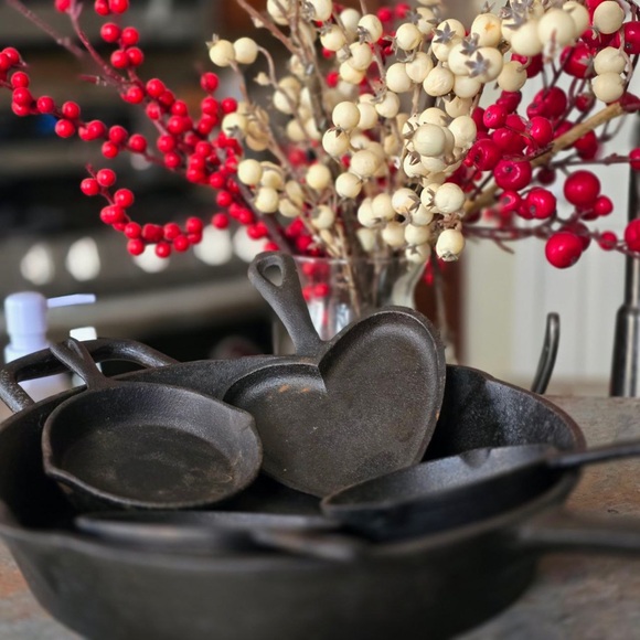 Cast Iron Skillet Set with Heart Shape - Picture 2 of 6